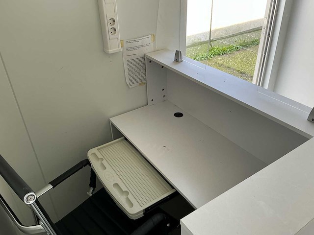 40ft high cube zorg-/kantoorcontainer met hydraulisch nivelleersysteem – volledig uitgerust - afbeelding 2 van  6