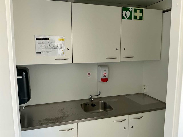 40ft zorg-/kantoorcontainer met hydraulisch nivelleersysteem – volledig uitgerust - afbeelding 6 van  43