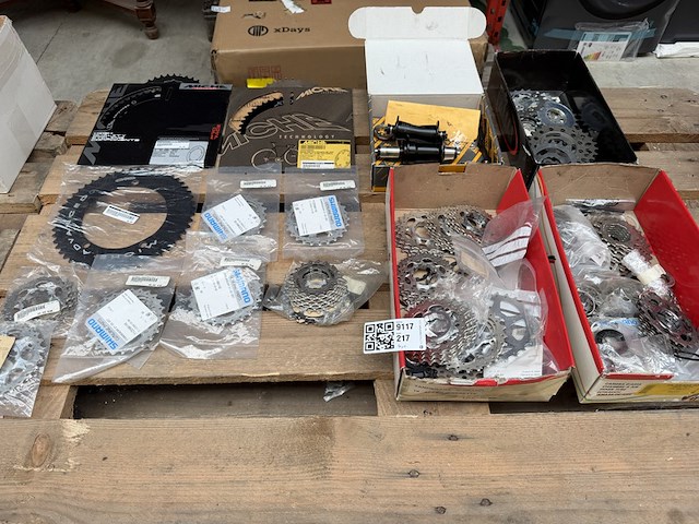 40x racefiets onderdelen w.o. kettingbladen, tandkransen w.o. miche, shimano - afbeelding 1 van  8
