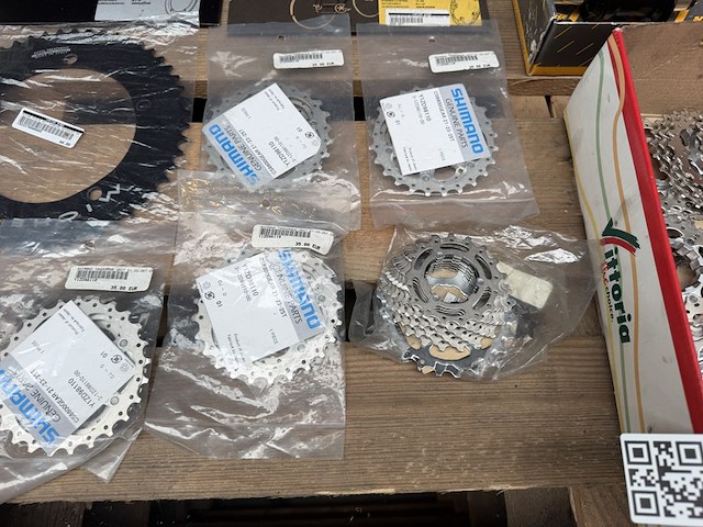 40x racefiets onderdelen w.o. kettingbladen, tandkransen w.o. miche, shimano - afbeelding 6 van  8