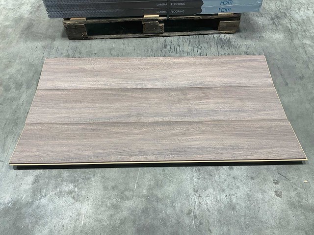 42,8m² purity stream rustieke walnoot laminaatvloer - afbeelding 6 van  8