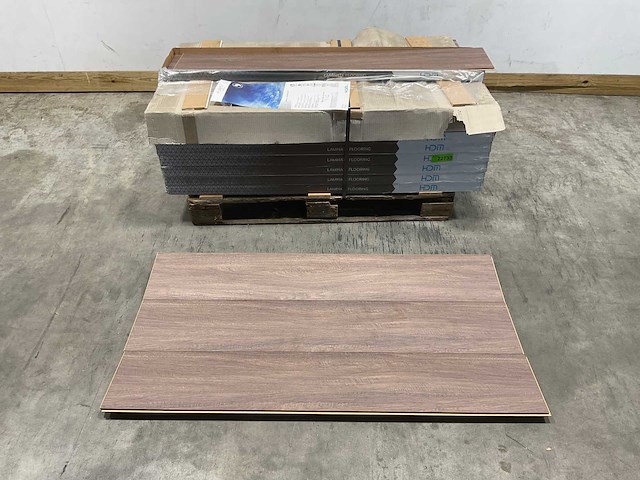 42,8m² purity stream rustieke walnoot laminaatvloer - afbeelding 1 van  8