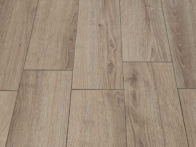 44 m2 laminaat plank - 640 x 143 x 12 mm - afbeelding 1 van  3