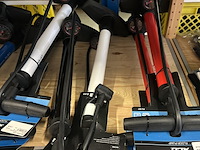 45x fietsaccessoires w.o. fietspompen, onderhoudsartikelen - afbeelding 5 van  11