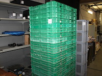 46 stapelbare groene kunststof kratten. 60 x 40 x 25 cm. - afbeelding 1 van  3