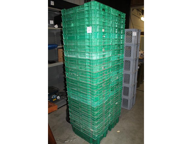 46 stapelbare groene kunststof kratten. 60 x 40 x 25 cm. - afbeelding 2 van  3