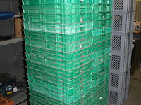 46 stapelbare groene kunststof kratten. 60 x 40 x 25 cm. - afbeelding 2 van  3