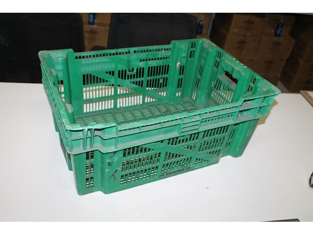 46 stapelbare groene kunststof kratten. 60 x 40 x 25 cm. - afbeelding 3 van  3