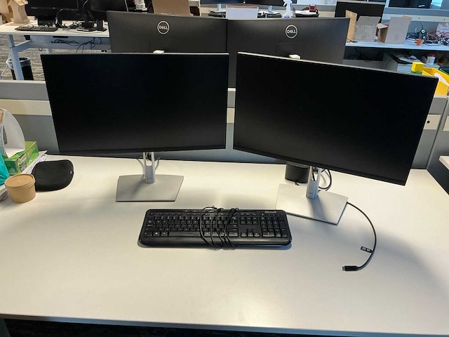 47 monitoren met 19 dockingstations - afbeelding 15 van  16