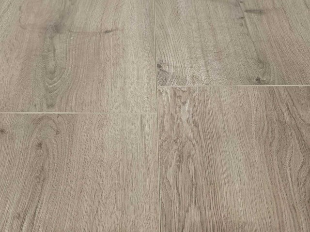49 m2 laminaat tegel - 628 x 314 x 10 mm - afbeelding 1 van  2