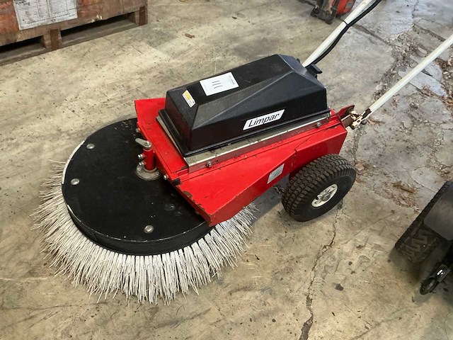 4f limpar radial 85fe straatveegmachine - afbeelding 1 van  6