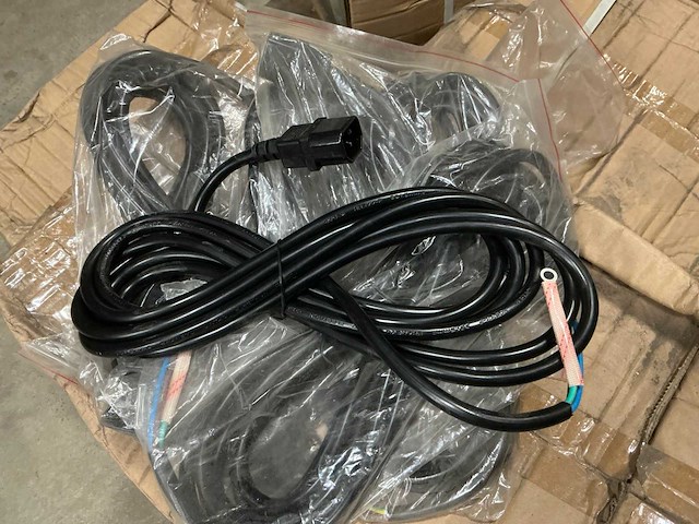 4meter kabel x 1.5mm2, 1 kant iec plug(male) (155x) - afbeelding 1 van  3