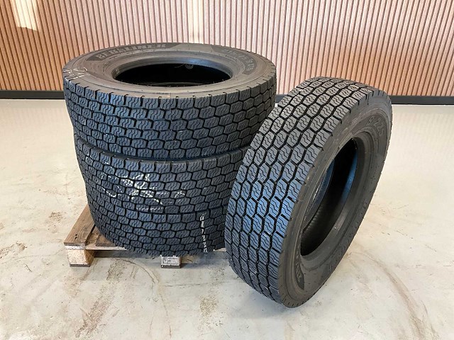 4x 215/75r17.5 berliner retread vrachtwagenband - afbeelding 1 van  7