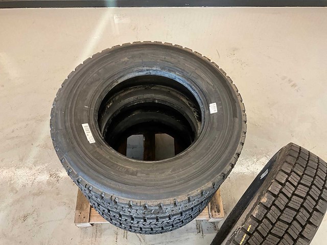 4x 215/75r17.5 retread vrachtwagenband - afbeelding 4 van  6