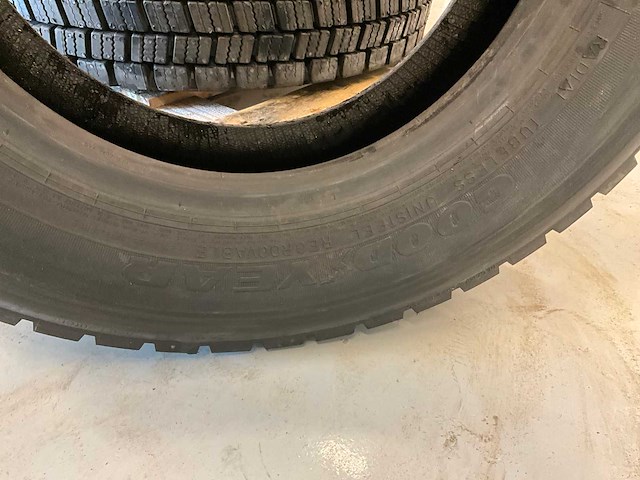 4x 215/75r17.5 retread vrachtwagenband - afbeelding 6 van  6
