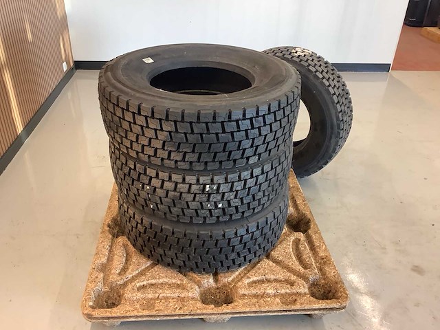 4x 265/70r17.5 m+s retread vrachtwagenband - afbeelding 4 van  7