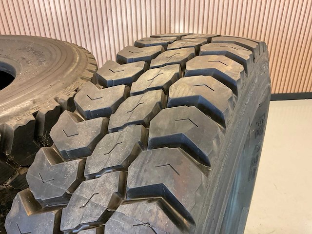 4x 295/80 r22.5 retread vrachtwagenband - afbeelding 2 van  8