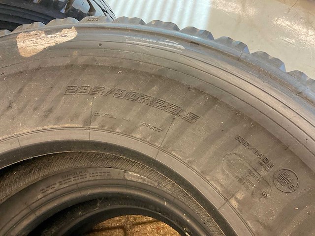 4x 295/80 r22.5 retread vrachtwagenband - afbeelding 5 van  8
