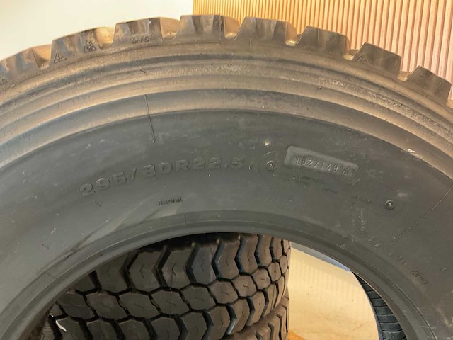 4x 295/80 r22.5 retread vrachtwagenband - afbeelding 7 van  8