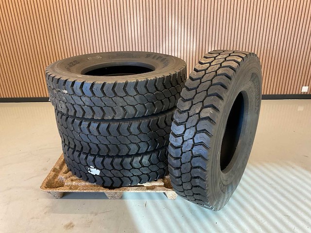 4x 295/80 r22.5 retread vrachtwagenband - afbeelding 1 van  9