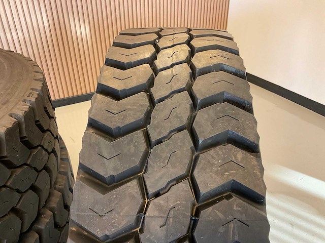 4x 295/80 r22.5 retread vrachtwagenband - afbeelding 2 van  9