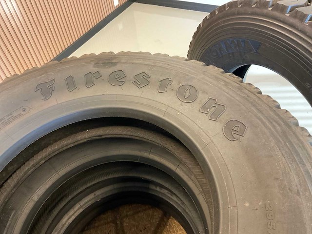 4x 295/80 r22.5 retread vrachtwagenband - afbeelding 6 van  9