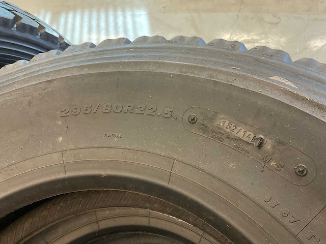 4x 295/80 r22.5 retread vrachtwagenband - afbeelding 7 van  9