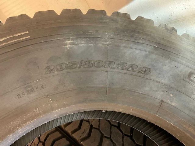 4x 295/80 r22.5 retread vrachtwagenband - afbeelding 5 van  9