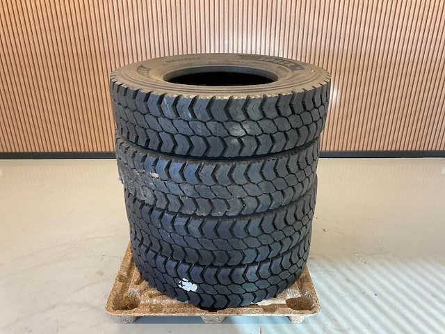 4x 295/80 r22.5 retread vrachtwagenband - afbeelding 9 van  9