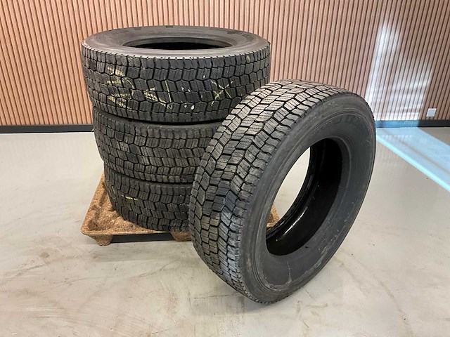 4x 315/60r22.5 retread vrachtwagenband - afbeelding 1 van  6