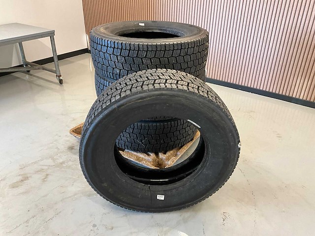 4x 315/60r22.5 retread vrachtwagenband - afbeelding 1 van  6