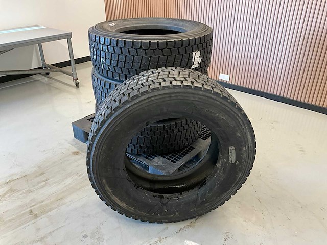 4x 315/60r22.5 retread vrachtwagenband - afbeelding 2 van  7
