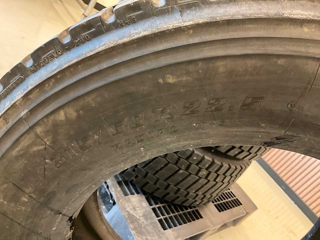 4x 315/60r22.5 retread vrachtwagenband - afbeelding 3 van  7