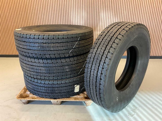 4x 315/80 r22.5 bridgestone retread vrachtwagenband - afbeelding 1 van  7