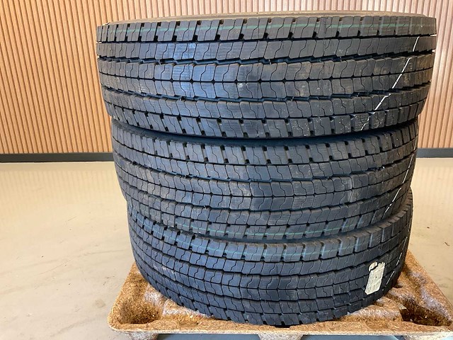 4x 315/80 r22.5 bridgestone retread vrachtwagenband - afbeelding 3 van  7