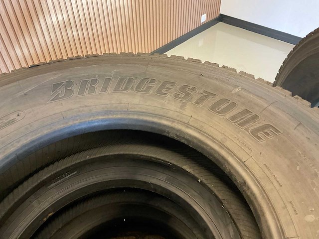 4x 315/80 r22.5 bridgestone retread vrachtwagenband - afbeelding 4 van  7