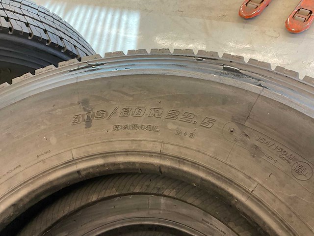 4x 315/80 r22.5 bridgestone retread vrachtwagenband - afbeelding 5 van  7