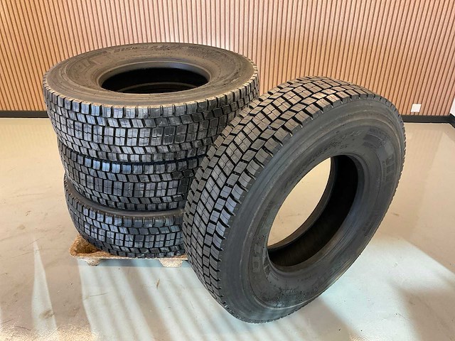 4x 315/80 r22.5 pirelli retread vrachtwagenband - afbeelding 1 van  8