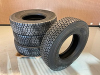 4x 315/80 r22.5 pirelli retread vrachtwagenband - afbeelding 1 van  8