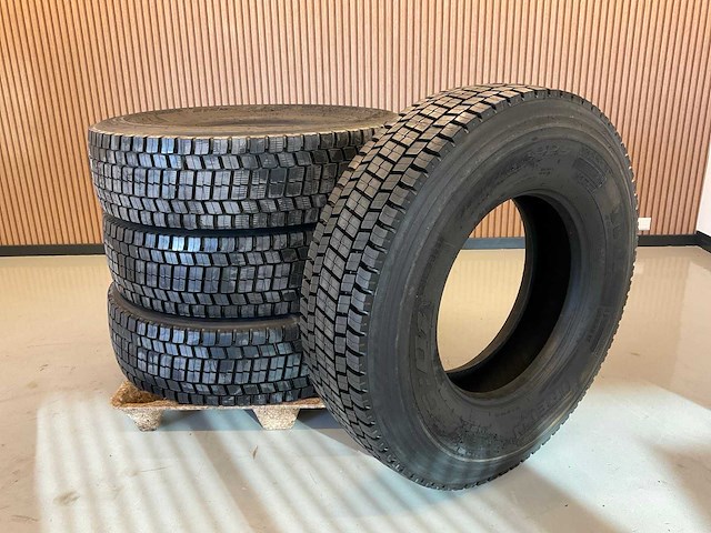 4x 315/80 r22.5 pirelli retread vrachtwagenband - afbeelding 2 van  8