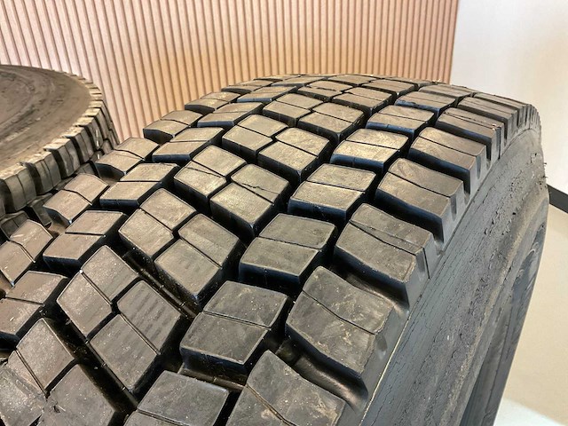 4x 315/80 r22.5 pirelli retread vrachtwagenband - afbeelding 3 van  8
