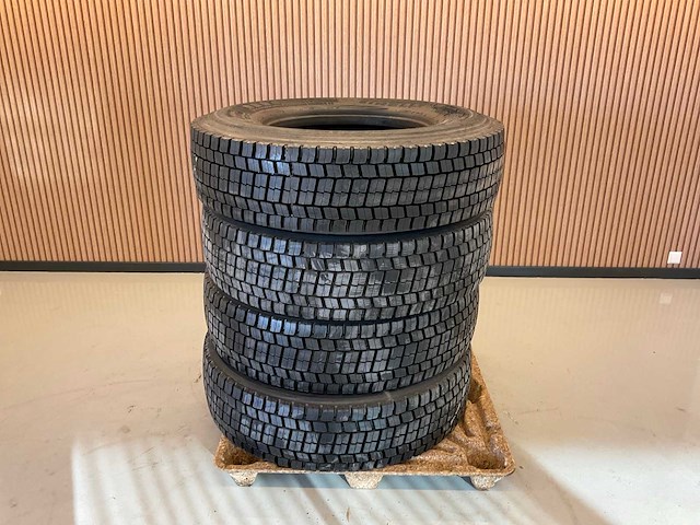 4x 315/80 r22.5 pirelli retread vrachtwagenband - afbeelding 8 van  8