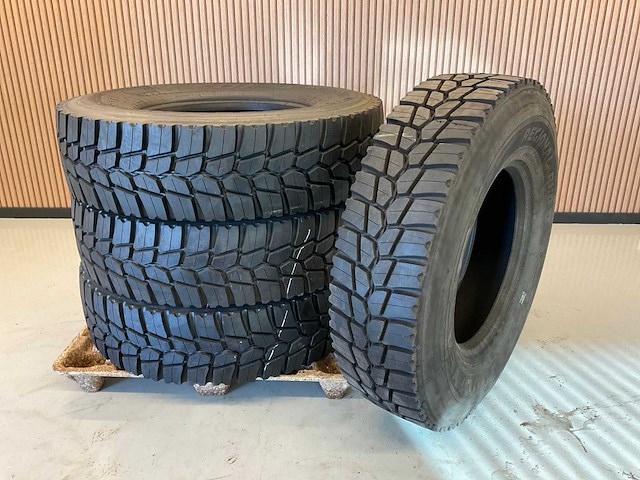 4x 315/80 r22.5 retread vrachtwagenband - afbeelding 1 van  8