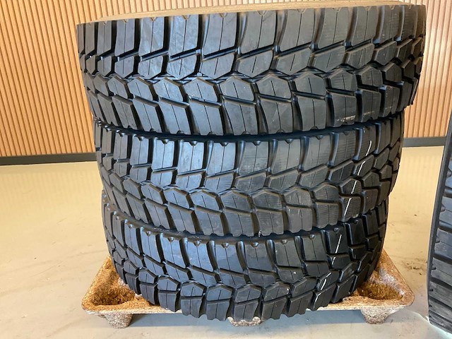 4x 315/80 r22.5 retread vrachtwagenband - afbeelding 3 van  8