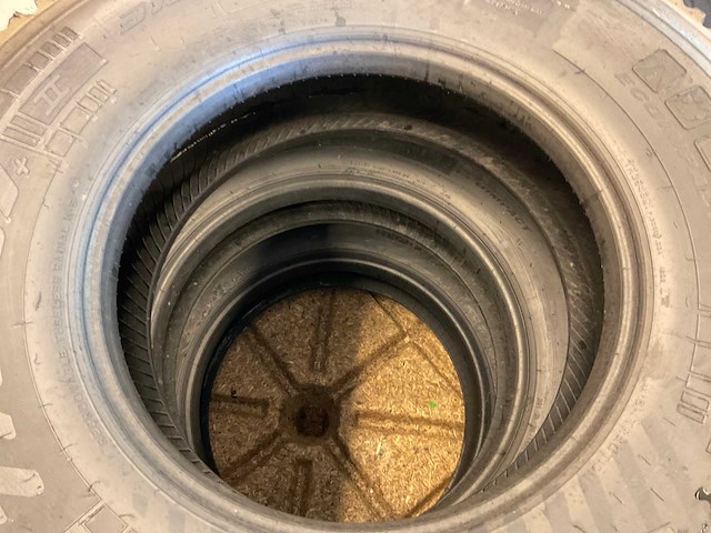 4x 315/80 r22.5 retread vrachtwagenband - afbeelding 8 van  8