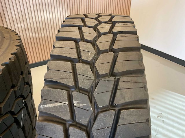 4x 315/80 r22.5 retread vrachtwagenband - afbeelding 2 van  8