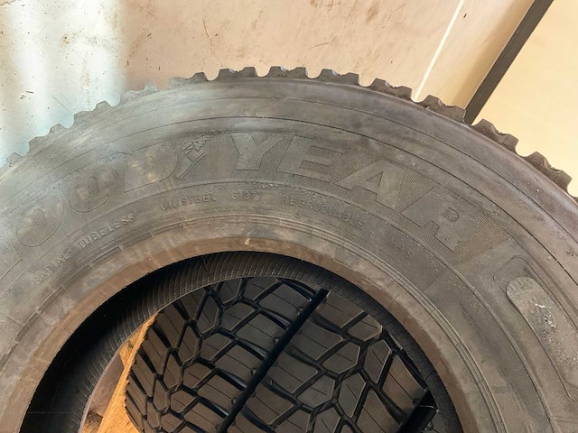 4x 315/80 r22.5 retread vrachtwagenband - afbeelding 4 van  8