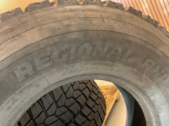 4x 315/80 r22.5 retread vrachtwagenband - afbeelding 5 van  8