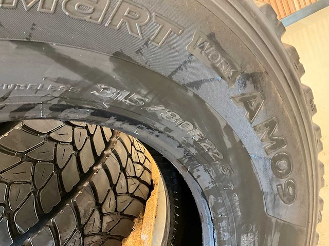 4x 315/80r22.5 retread vrachtwagenband - afbeelding 3 van  7