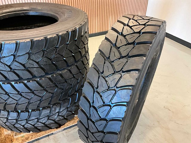 4x 315/80r22.5 retread vrachtwagenband - afbeelding 4 van  7
